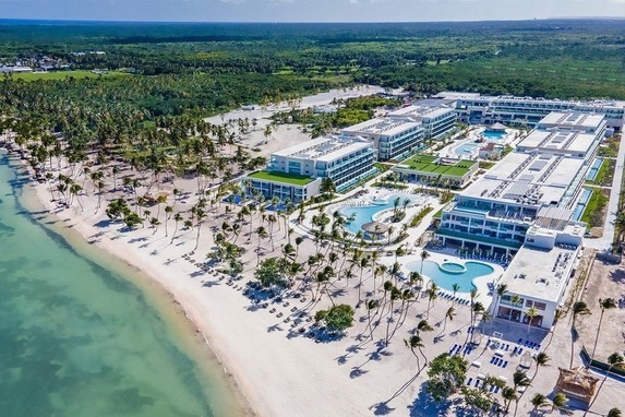 Vista aérea del resort frente al mar Serenade