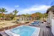 Sol Palmeras outdoor jacuzzi and loungers