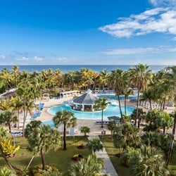 Piscina y costa en Sol Palmeras