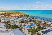 Vista aerea de playa y piscina en Sunscape Coco