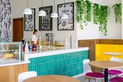 Mostrador y mesas en Tropical Deluxe Princess