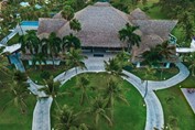 Edificios con techo de palma en Tropical Deluxe