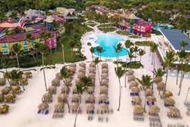 Piscina y tumbonas en Tropical Deluxe Princess