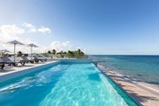 Whala!bavaro piscina infinita junto al mar