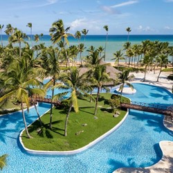 Piscina junto al mar en Wyndham Alltra Punta Cana
