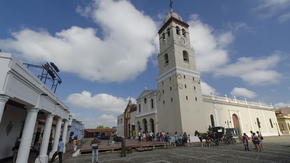 Vista exterior de la iglesia San Salvador de Bayam