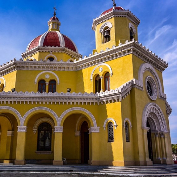 vista fachada de la iglesia dentro del Cementerio 