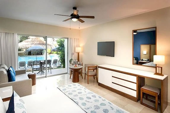 Junior Suite Pool View Picture 1