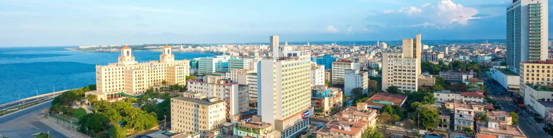 Vista de la ciudad con el malecón y el mar