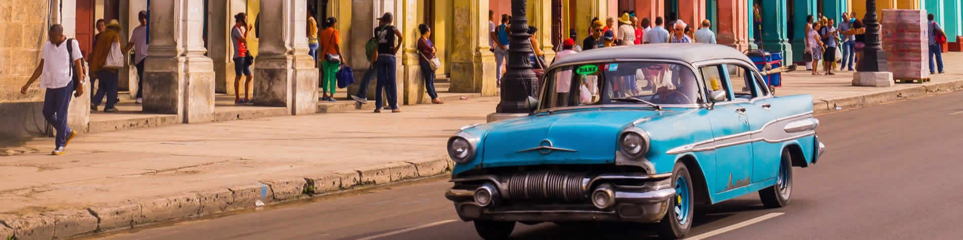 Antiguo carro americano en calle de Habana Vieja