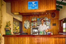 Bar de madera en el lobby del hotel Villa Karey