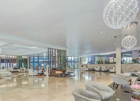 Amplio lobby con mobiliario en el hotel