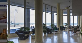 Amplio lobby y recepción del hotel