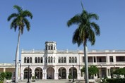 Fachada de edificios en Manzanillo, Granma