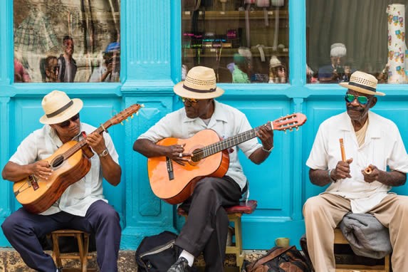 Músicos callejeros en las calles de La Habana 