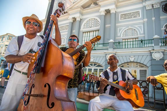 Músicos en las calles de Santiago de Cuba