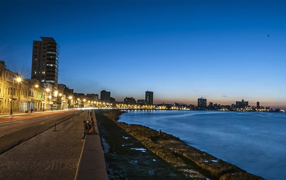 Vista nocturna del Malecon