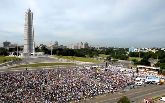 Multitud en la plaza de la revolución