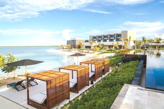 vista de la piscina y playa del hotel 