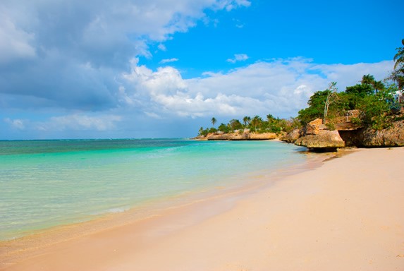 Deserted beach in Holguin