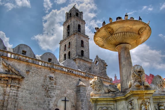 Iglesia en la plaza de Las Palomas 