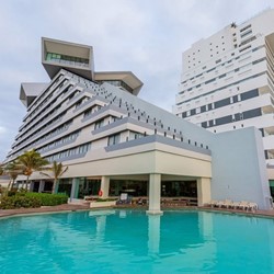 Park Royal Beach Cancun hotel pool