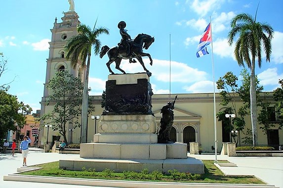 Estatua de Ignacio Agramonte en un parque en Camag