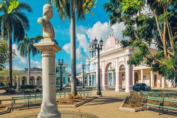  Escultura situada en un parque en Cienfuegos