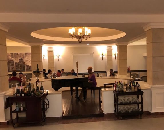 Pianista en el interior del restaurante 