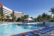 Vista de la piscina del hotel