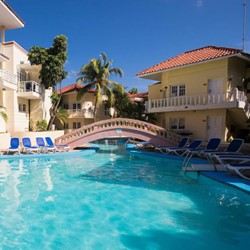 Vista de la piscina del hotel con un puente