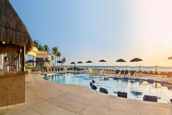 Piscina del hotel Occidental Tucancun 