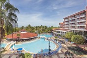 Vista aérea de la piscina del hotel