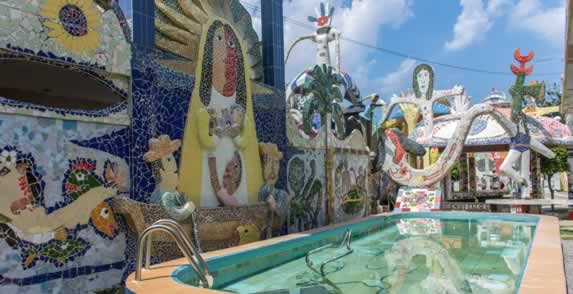 Vista de piscina en Fusterlandia