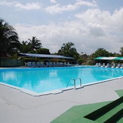 Vista de la piscina de la residencia Tarara