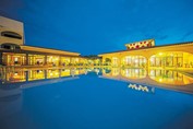 Vista nocturna de la piscina del hotel 