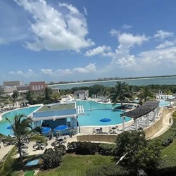 Vista aérea de la piscina del hotel 