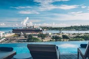 Piscina con vista al Malecón de la Habana