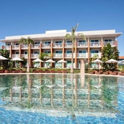 Vista piscina y edificio del hotel
