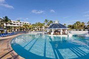 View of the pool and bar 