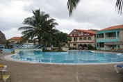 Vista de la piscina del hotel