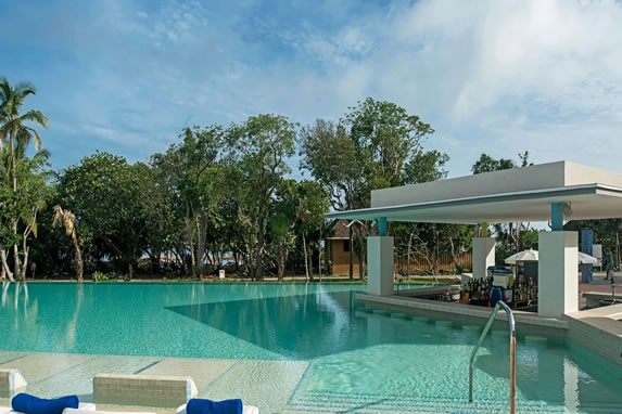 Vista de la piscina con bar en el hotel