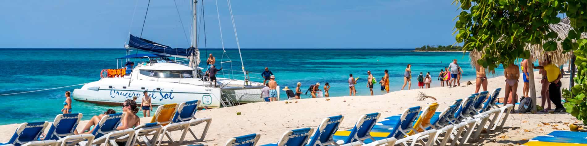 Catamaran y gente en Playa Ancón