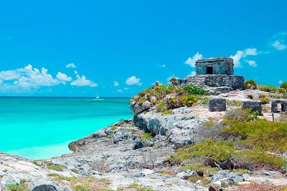 Vista de ruinas en la Playa Maya
