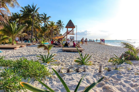 Playa Norte, Cancun - Gente en la arena de playa