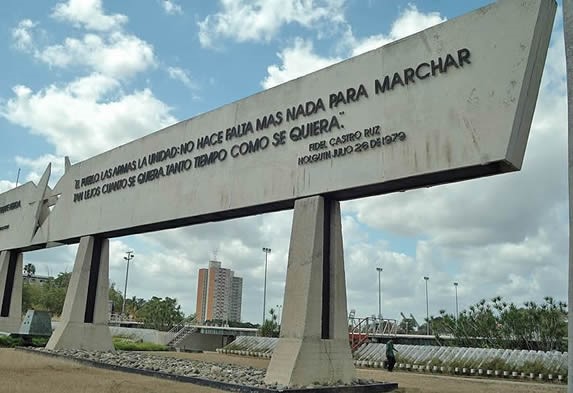 monumento de cemento con frases de Fidel