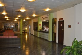 Recepción y lobby del hotel