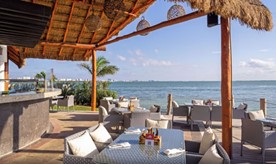 Restaurante junto a la playa del hotel 