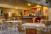 cafetería en el interior del hotel