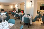 White walls in the hotel restaurant